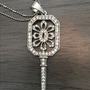 Women’s long silver necklace **sparkling key!**